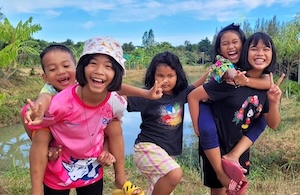 4 children having fun